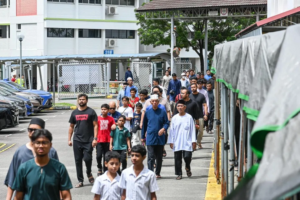 Suasana solat Jumaat terakhir di tapak sementara Masjid Darul Makmur di bekas Sekolah Menengah North View pada 6 Jun.