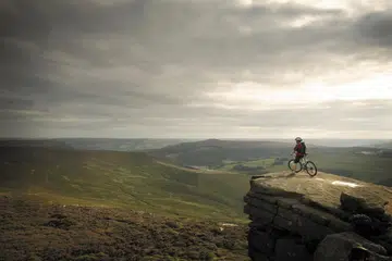 Seorang penunggang basikal menikmati pemandangan indah Yorkshire, England dari atas gunung (foto hiasan).