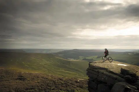 Seorang penunggang basikal menikmati pemandangan indah Yorkshire, England dari atas gunung (foto hiasan).