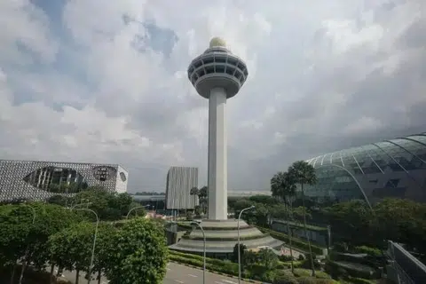 CAAS akan mempertingkatkan Menara Kawalan Changi yang ikonik serta Pusat Kawalan Lalu Lintas Udara Singapura (SATCC) bagi menempatkan sistem baharu yang akan menyokong pertumbuhan masa depan.