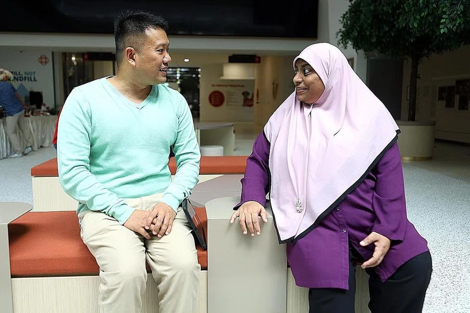 MAIN PERANAN: Cik Nadhira (kanan) dan Encik Abdul Haniff berharap untuk memainkan peranan yang dapat membantu dan menyokong keluarga yang tinggal di flat sewa dan mempunyai anak kecil. - Foto PA MESRA