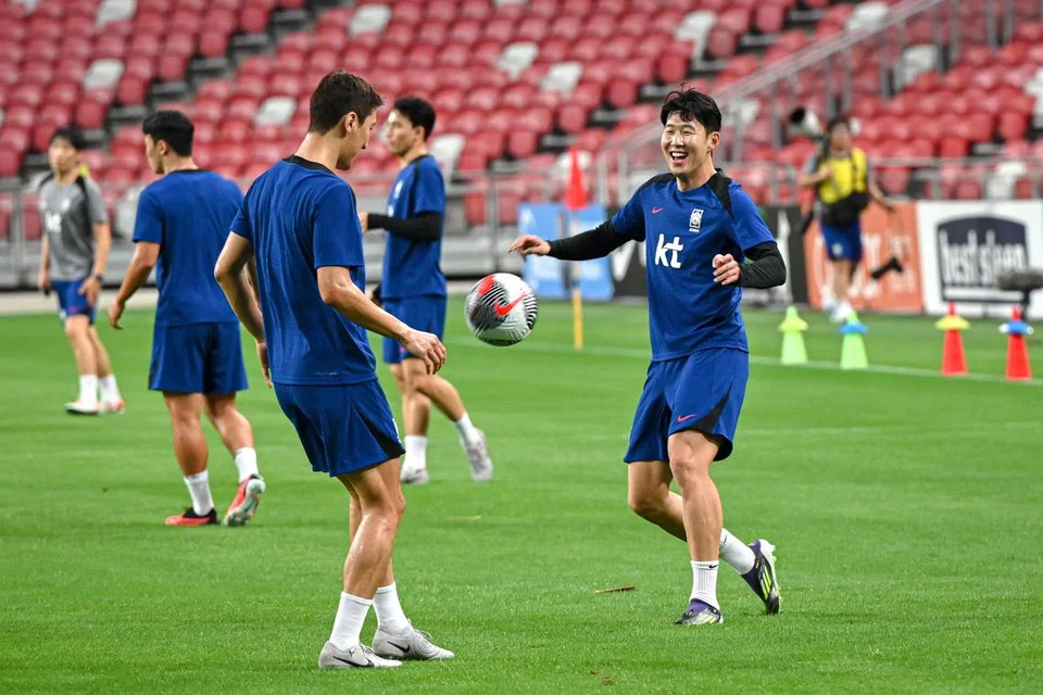 Kapten pasukan Korea Selatan, Son Heung-min (kanan), berseronok ketika latihan sebelum menemui Singapura pada Khamis, 6 Jun.