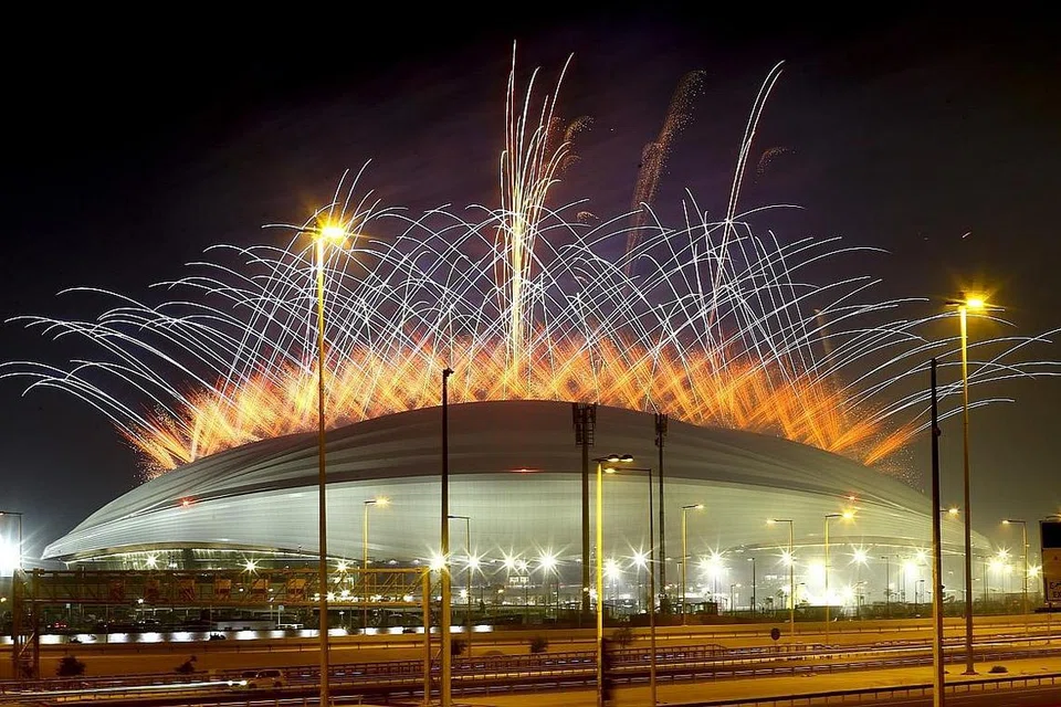 KEMILAU CAHAYA: Pancaran bunga api menyemarak acara pembukaan rasmi Stadium Al Wakrah pada 16 Mei lalu, yang akan digunakan untuk Piala Dunia Fifa 2022 Qatar. Stadium Al Wakrah terletak 23km dari pusat bandar Doha. - Foto EPA-EFE