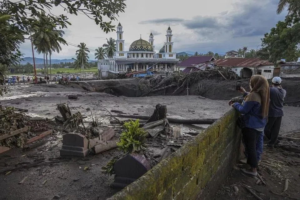 Hujan lebat mencurah selama beberapa jam dan lahar sejuk dari Gunung Marapi, yang terletak berhampiran, menenggelamkan dua daerah, sejurus sebelum tengah malam pada 11 Mei. 