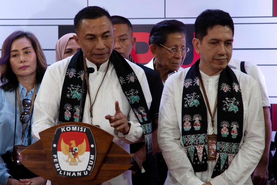 Calon Encik Dharma Pongrekun (kiri) dan pasangan calon beliau, Kun Wardana (kanan), menghadiri sidang media selepas mendaftar sebagai calon Gabenor Jakarta di pejabat Suruhanjaya Pilihan Raya Jakarta pada 29 Ogos.