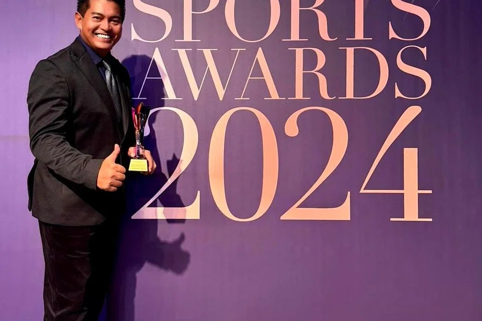 Hosni dinobat Anugerah Jurulatih Terbaik (Pembangunan) oleh Majlis Sukan Kurang Upaya Singapura (SDSC) dalam majlis anugerahnya pada 20 November 2024 atas pencapaian dua para-atlet di bawah bimbingannya di temasya Sukan Para Asean 2023.