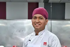 Encik Afiq Anaqi Ramlan, yang merupakan anak sulung tiga beradik – kedua-dua adiknya berkeperluan khas – bukan sahaja minat membuat kek, malah menganggap kegiatan tersebut dapat menenangkan perasaannya.