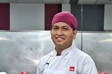 Encik Afiq Anaqi Ramlan, yang merupakan anak sulung tiga beradik – kedua-dua adiknya berkeperluan khas – bukan sahaja minat membuat kek, malah menganggap kegiatan tersebut dapat menenangkan perasaannya.
