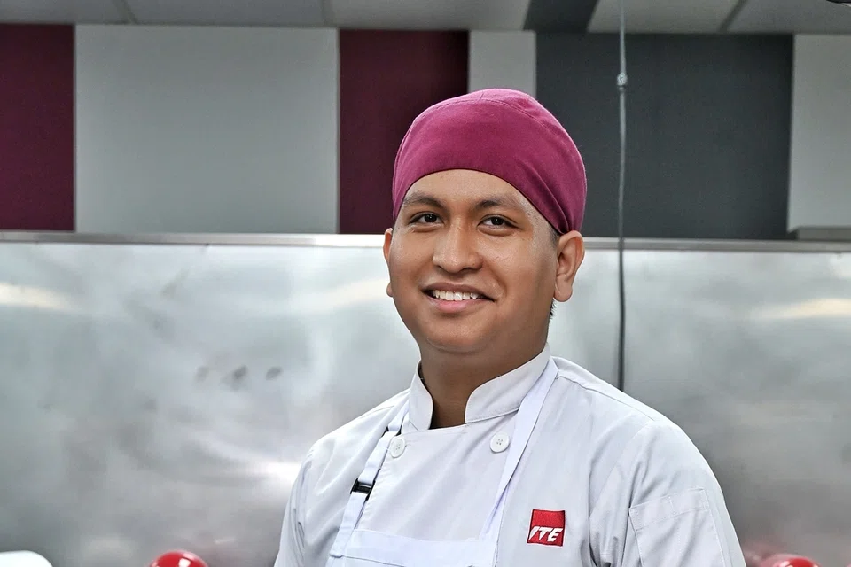 Encik Afiq Anaqi Ramlan, yang merupakan anak sulung tiga beradik – kedua-dua adiknya berkeperluan khas – bukan sahaja minat membuat kek, malah menganggap kegiatan tersebut dapat menenangkan perasaannya.