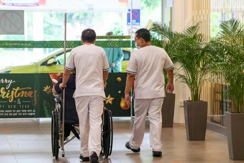 CEBURI KEJURURAWATAN: Pelajar Program Diploma International Baccalaureate (IB) dan Program Bersepadu (IP) yang berminat dengan kerjaya kejururawatan digalak membuat permohonan bagi kursus diploma kejururawatan politeknik berdasarkan gred Tahun 4 mereka, atau program ijazah kejururawatan NUS berdasarkan gred Tahun 6 mereka.