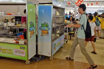 TINGKAT DAYA PENGHASILAN: Bagi menggalak penjaja yang sedia ada dalam meningkatkan daya penghasilan, pemerintah menggalak pusat penjaja melaksanakan stesen memulangkan dulang yang disepadukan dengan khidmat mencuci pinggan pusat (CDW). - Foto fail