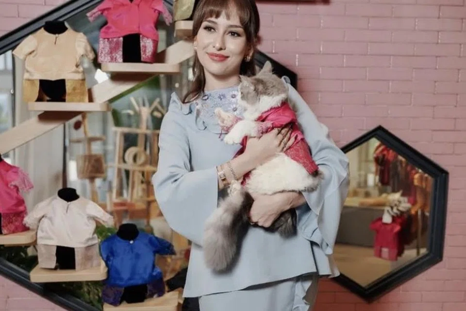 Pelakon Anna Jobling memang dikenali sebagai pencinta kucing dan menghasilkan baju kucing menjelang Aidilfitri 2024.