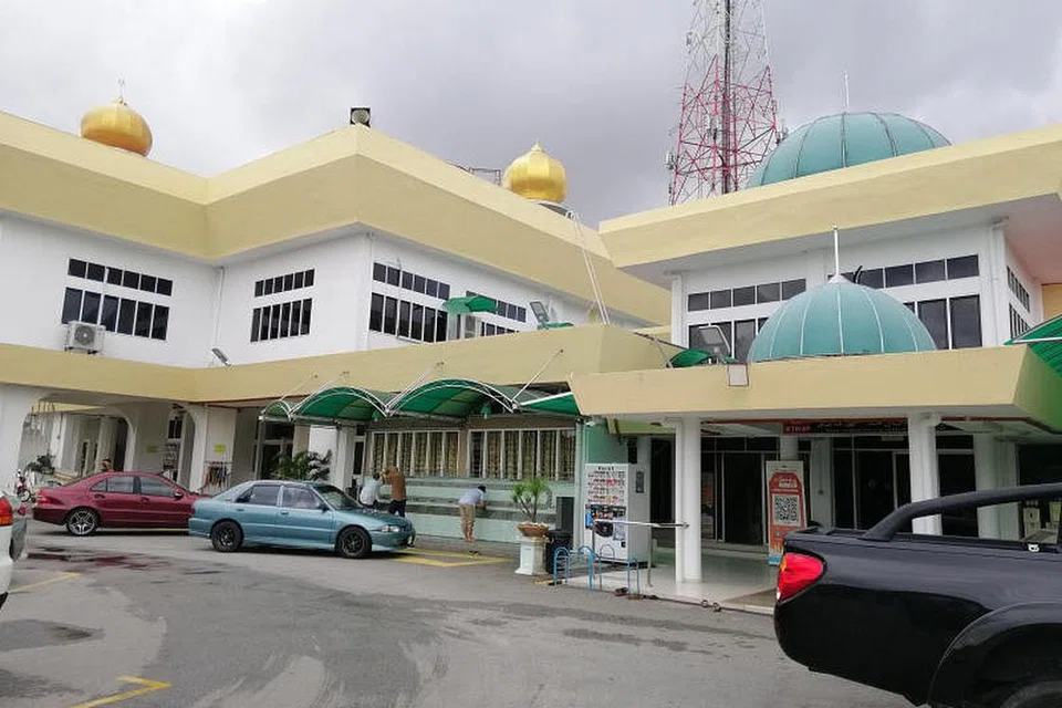 HANYA 17 MASJID DIBUKA: Masjid Sultan Muhammad II, Telipot di Kelantan ini merupakan antara 17 masjid yang dibenarkan dibuka dengan 50 peratus kapasiti dan jarak selamat. Semua masjid dan surau lain diarah untuk ditutup.