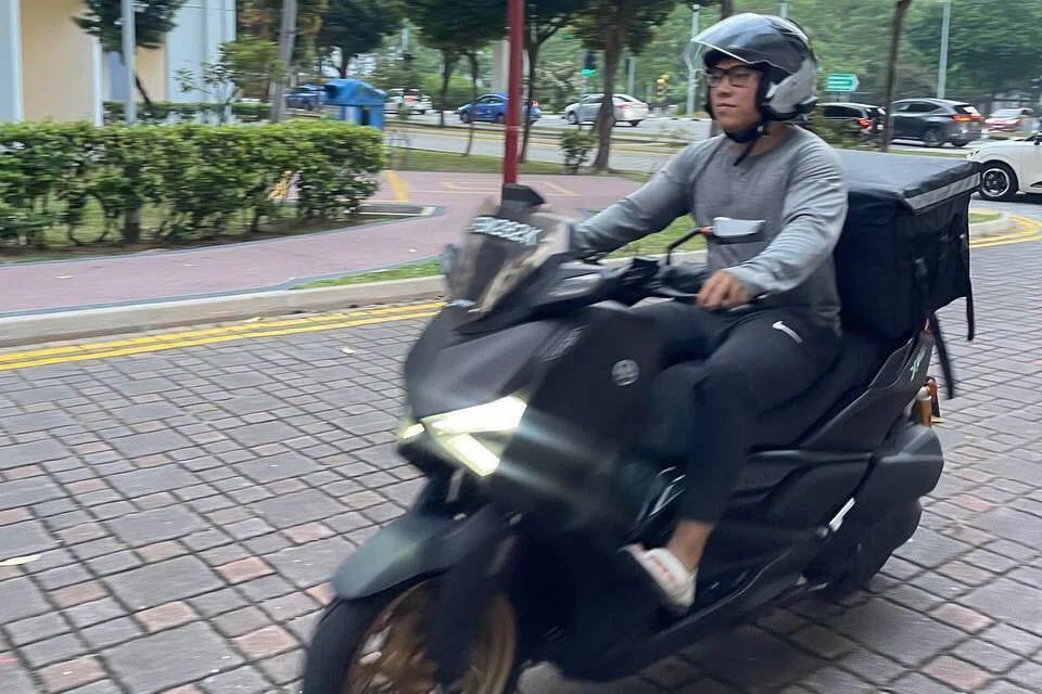 Rakan penghantar sambilan, Encik Harits Dzakir Abdul Aziz, berusia 26 tahun, memerhatikan penglihatannya terjejas dalam keadaan jerebu, terutama sekali semasa PSI cecah paras sangat tidak sihat pada minggu lepas.