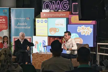 Ketua Pegawai Eksekutif (CEO), (Singapura) SingPost, Encik Shahrin Abdol Salam (kanan), berkongsi pengalaman hidupnya kepada peserta yang hadir. Bersama beliau adalah Eksekutif Audiens dan Perkembangan BH, Cik Kaiyishah Ayuni, selaku hos bagi sesi perkongsian tersebut. 