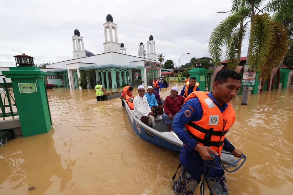 Kira-kira 200 anggota jemaah tetap hadir ke Masjid Tuan Hussien, Titi Gajah, Alor Setar, Kedah, bagi menunaikan solat Jumaat walaupun kawasan masjid dinaiki banjir. 