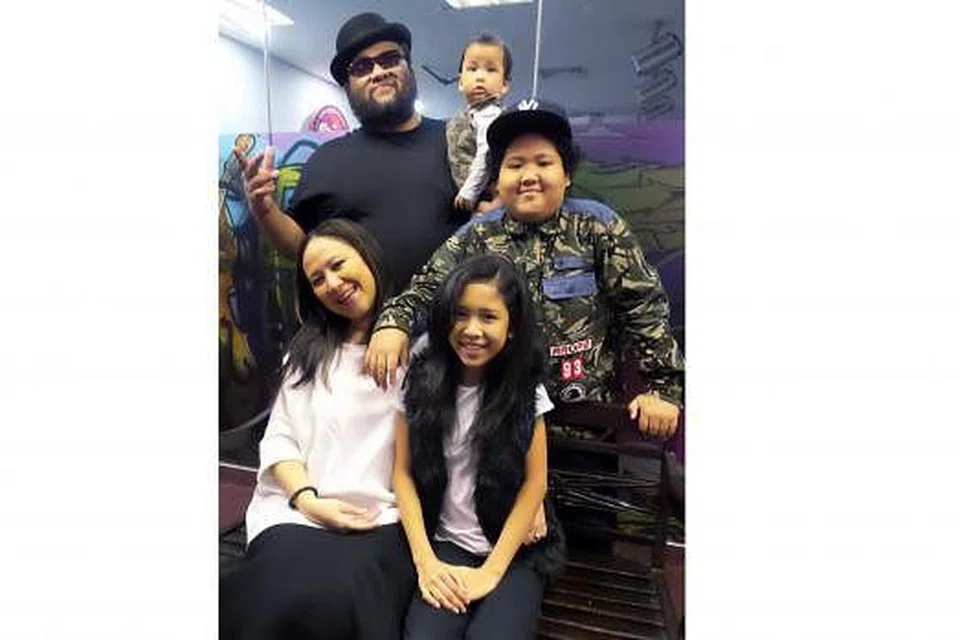 KELUARGA BAHAGIA: Ini merupakan kali pertama Berita Minggu (BM) mendapat gambar eksklusif Sheikh Haikel bersama isteri iaitu Anna Belle Francis dan anak-anak mereka - anak sulungnya, Siti Triqka Bajrai; 12 tahun; Sheikh Abbra, 11 tahun dan Sheikh Juz, lapan bulan. - Foto SHAHIDA SARHID