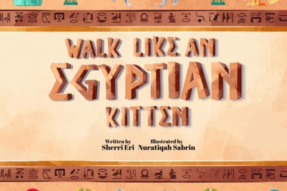 Dalam buku, ‘Walk Like An Egyptian Kitten’, seekor anak kucing yang masih kecil belum tahu bagaimana untuk berpura-pura sesuatu itu wujud padahal ia tidak. Jadi, apabila abang dan kakaknya mengajaknya bermain permainan pura-pura, bagaimana pula dia akan melepaskan dirinya daripada kesulitan yang menantinya?