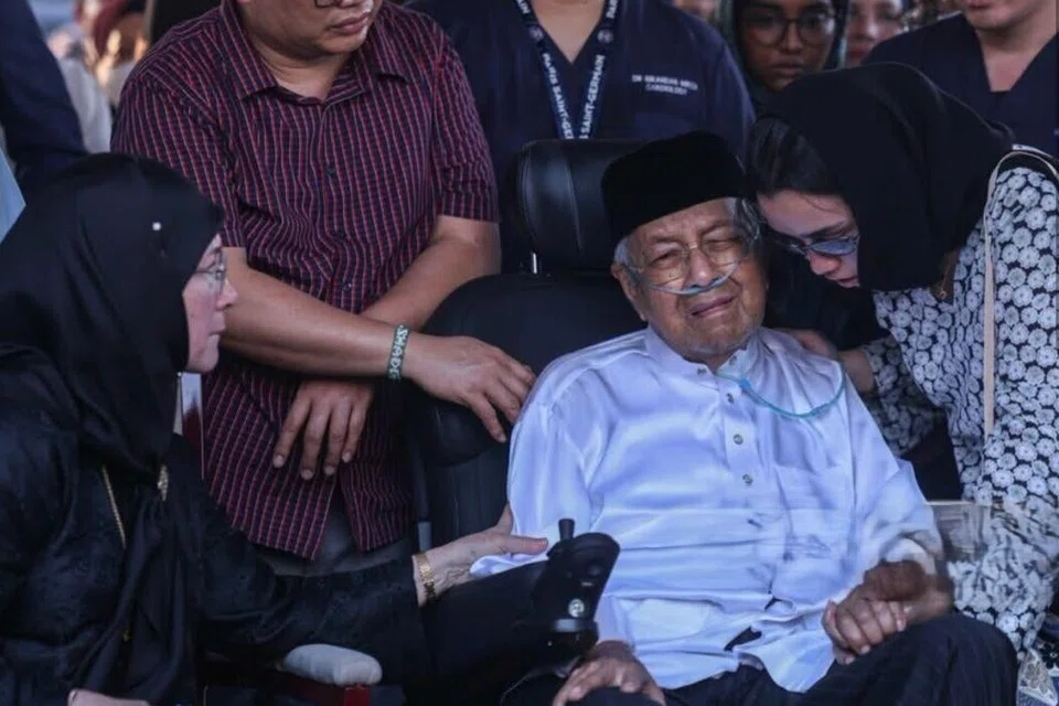 Mantan Perdana Menteri Malaysia, Tun Dr Mahathir Mohamad, tidak dapat menahan air mata ketika pengebumian isterinya, Allahyarhamha Tun Dr Siti Hasmah Mohamad Ali, di Pusara Negara, Putrajaya, pada 28 September.