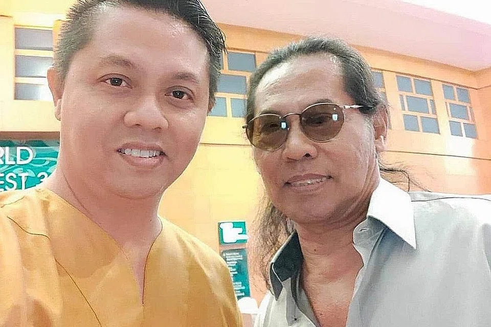 SUMBER INSPIRASI: Di sebalik orang sering membandingkan mereka, Mansor Warren (kiri) bangga dengan pencapaian abangnya, Hanafi Warren, seorang legenda rok Singapura. - Foto ihsan MANSOR WARREN