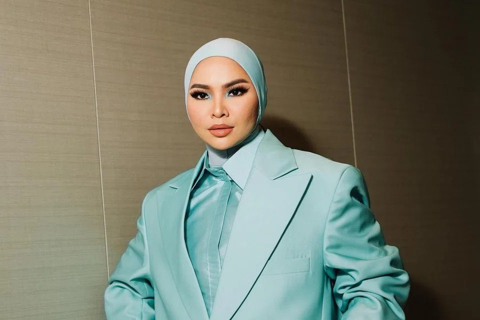 TIDAK LAGI PANDANG BELAKANG: Walaupun pernah mengharungi sejarah silam payah ketengahkan diri dan karya untuk persada muzik di seberang Tambak, Aina Abdul kini melangkah jauh dengan berusaha memahami cita rasa pendengar.