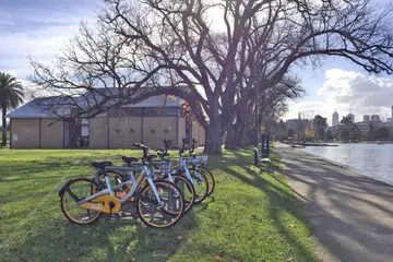 BUKAN SEMUA BERTIMBANG RASA: Basikal oBike diletak di tepi Sungai Yarra di Melbourne. Ada pengguna membuang basikal sewa itu ke dalam sungai tersebut. - Foto oBike Australia