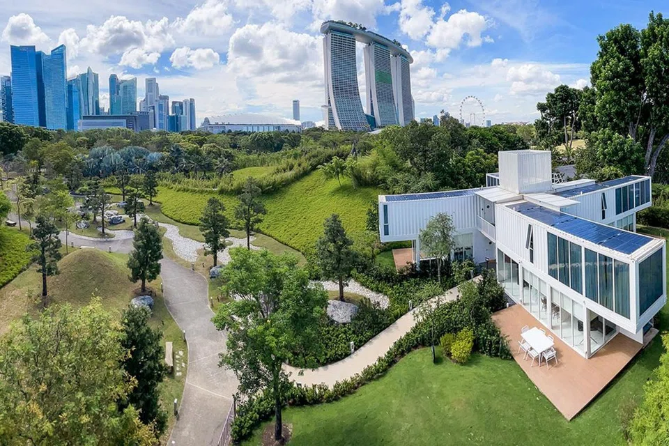 PENGALAMAN UNIK: Hotel hijau daripada kontena kapal kini menawarkan pengalaman yang menyeronokkan di taman zen di Gardens by the Bay.