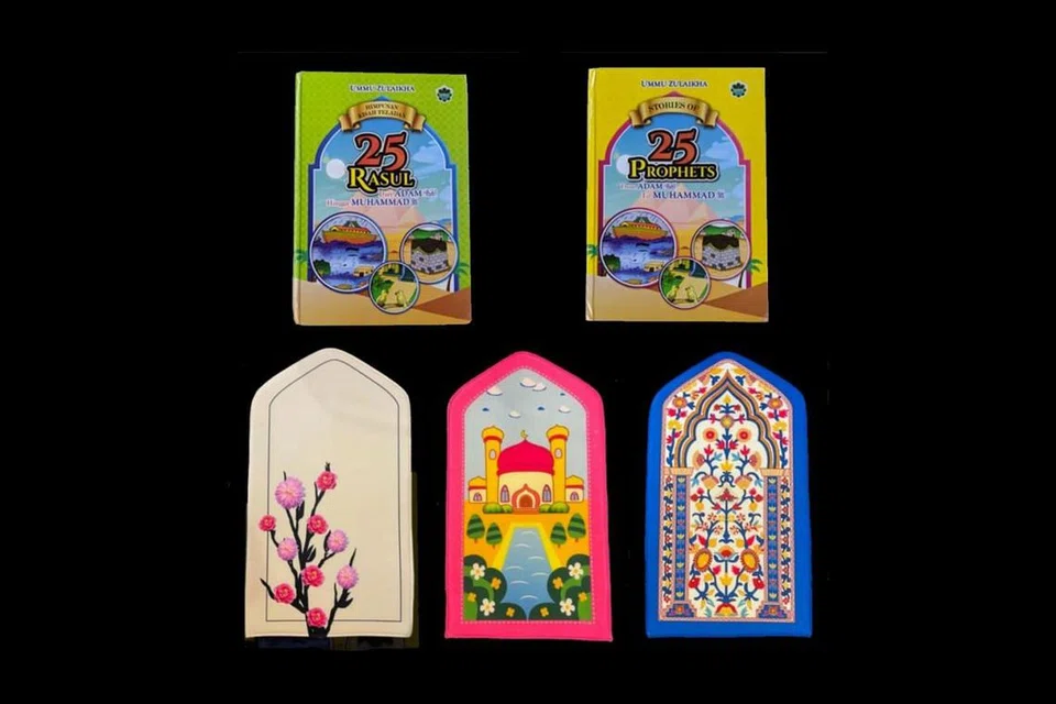 SOKONGAN DIALU-ALUKAN: Inilah antara barangan yang dijual bagi menyokong pembangunan Masjid Bencoolen. Set buku 25 Rasul (berbahasa Inggeris atau Melayu) berserta sejadah berharga $59. Anda boleh membeli sambil beramal di laman eshop masjidbencoolen.org. - Foto MASJID BENCOOLEN