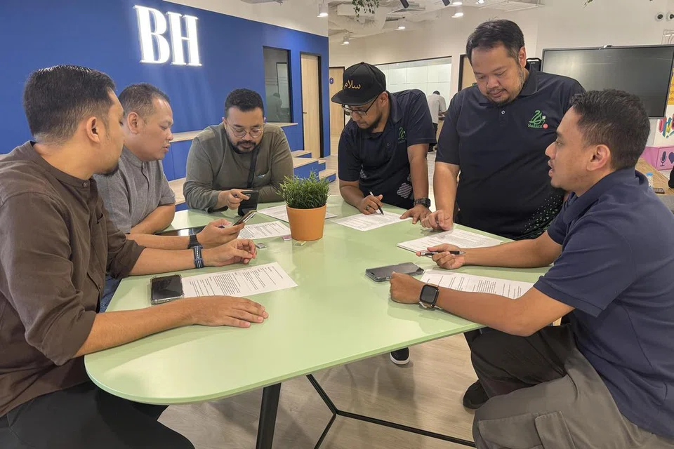 Kakitangan komunikasi masjid yang menyertai bengkel anjuran Berita Harian pada 26 November kelihatan sedang giat melaksanakan aktiviti penulisan bersama. (Dari kiri) Ustaz Muhammad Hafiidz Awang dari Masjid Jamek Queenstown; Encik Muhammad Azhari Alias dari Masjid Jamek Queenstown; Ustaz Ibrahim Samat dari Masjid Darul Ghufran; Encik Muhammad Haidar Mohd Anuar dari Masjid Al-Abdul Razak; Encik Mohamad Ridhwan Masud dari Masjid Kassim; dan Encik Mohammad Sharizal Selamat dari Masjid Yusof Ishak. 