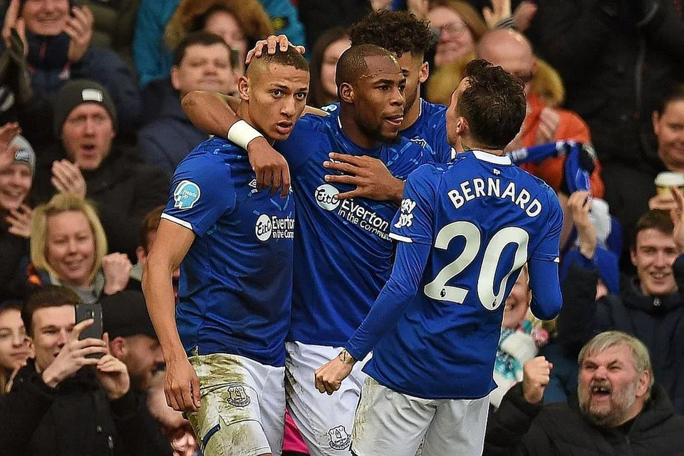 SENTUHAN BAHAYA: Bintang penyerang Everton kelahiran Brazil, Richarlison (paling kiri), berupaya mencetuskan pelbagai masalah kepada benteng United. - Foto AFP
