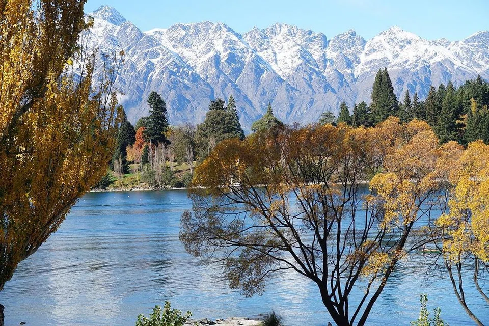 PEMANDANGAN MEMUKAU: Meskipun suasana tenang ditambah pula dengan keindahan musim luruh di Tasik Wakatipu di bandar Queenstown menjadikan lawatan ke New Zealand amat berbaloi, namun jumlah pelancong ke New Zealand didapati merosot dalam sembilan bulan pertama tahun ini. - Foto RAHMAH ABDULLAH