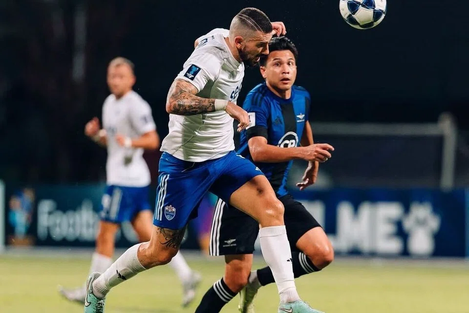 Pemain pertahanan Lion City Sailors, Toni Datkovic (kiri) menghasilkan persembahan yang baik menentang Bangkok United dalam perlawanan Liga Juara-Juara Asia (ACL2) di Stadium Bishan pada 6 November. Namun beliau tidak berjaya membantu pasukannya mengelakkan kekalahan 2-1 dalam perlawanan tersebut.