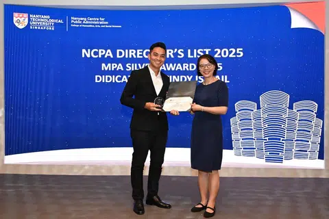 Atas kecemerlangan akademiknya, Encik Didicazli telah ditempatkan dalam Senarai Pengarah bagi Pusat Nanyang untuk Pentadbiran Awam (NCPA). Beliau menerima anugerah itu daripada Pengarah NCPA, Profesor Madya Wang Jue.