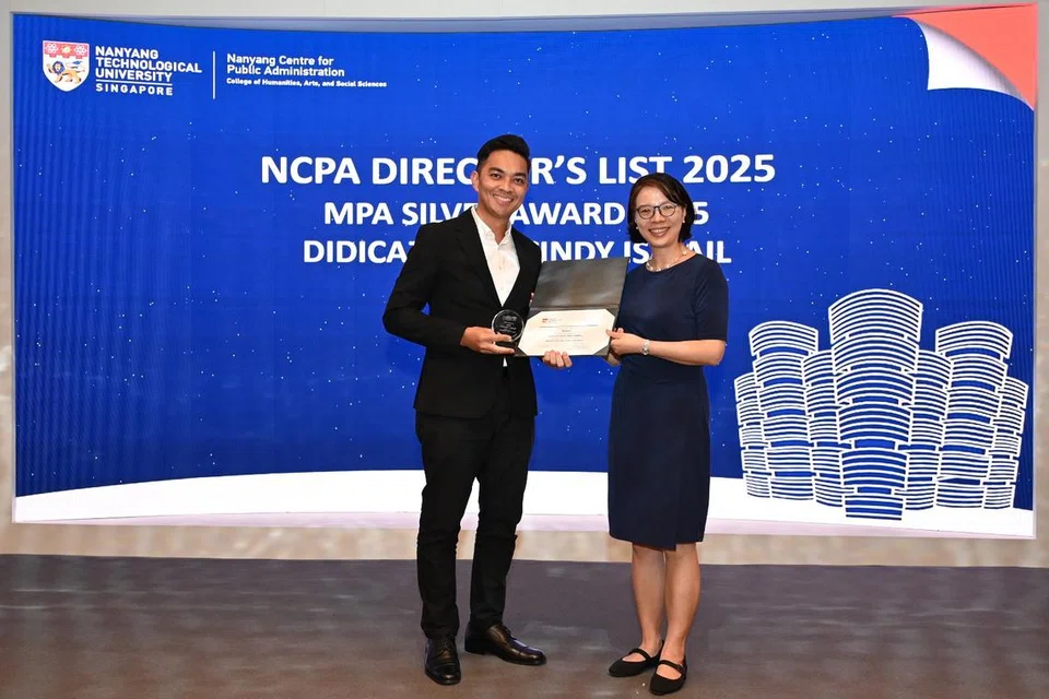 Atas kecemerlangan akademiknya, Encik Didicazli telah ditempatkan dalam Senarai Pengarah bagi Pusat Nanyang untuk Pentadbiran Awam (NCPA). Beliau menerima anugerah itu daripada Pengarah NCPA, Profesor Madya Wang Jue.