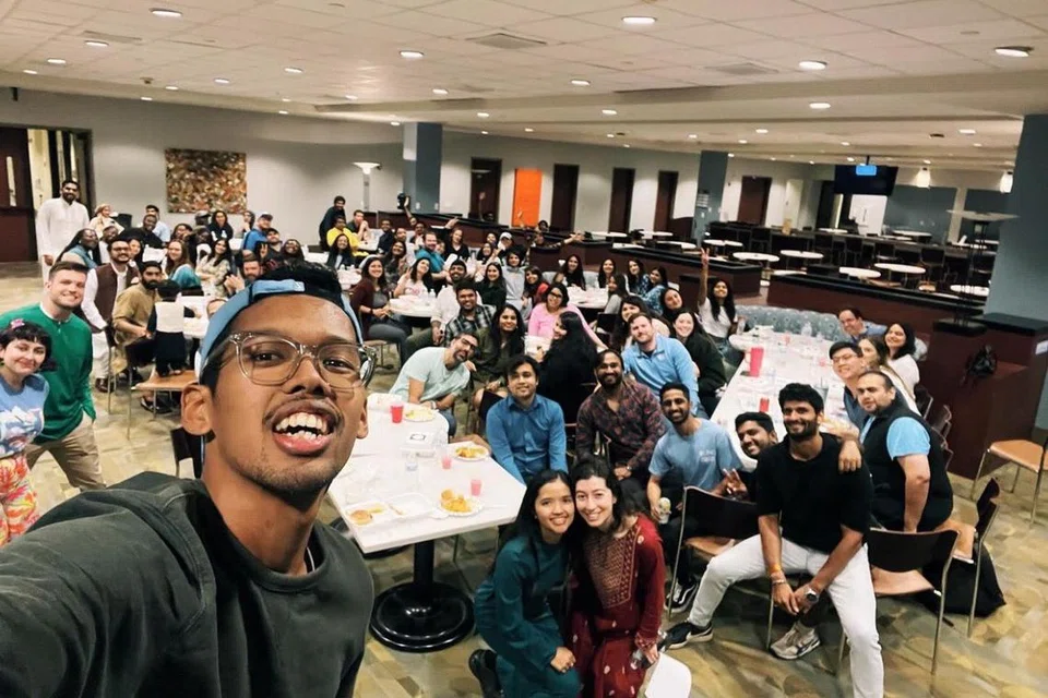 Sebagai pengasas dan Presiden Bersama Persatuan Siswa Siswi Muslim, ‘Muslims At UNC Kenan-Flagler’, Farisha Ishak (di depan meja, kiri) bersyukur dapat usahakan acara berpuasa beramai-ramai pada Ramadan, ‘Fast-A-Thon’, yang menarik penyertaan 70 pelajar bukan Muslim.