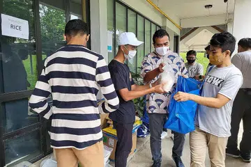 BERGOTONG-ROYONG: Encik Sharael (tiga dari kiri) di acara ROW menyediakan habuan makanan untuk benefisiari 4PM