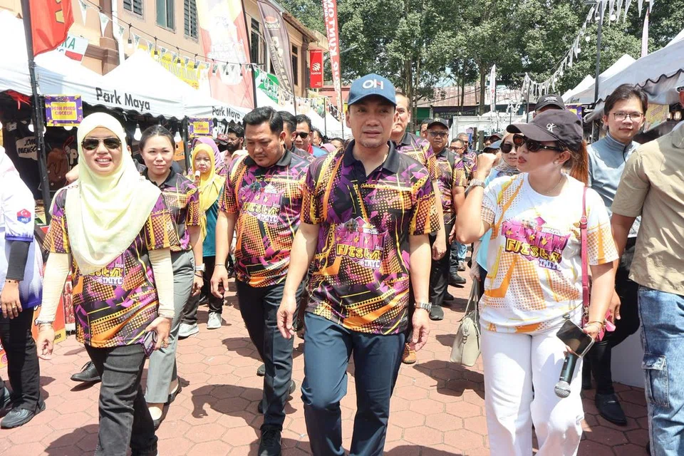 Menteri Besar Johor, Datuk Onn Hafiz Ghazi (tengah), ketika menghadiri program ‘Majestic Johor X Renggam Fiesta’ di TMIYC Renggam, Kluang.