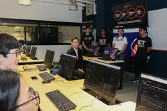PENGLIBATAN INDUSTRI: Menteri Pendidikan, Encik Chan Chun Sing (tengah), berkata mempunyai hubungan kukuh antara institut pengajian tinggi (IHL) dengan industri penting dalam memastikan daya saing yang berterusan. 