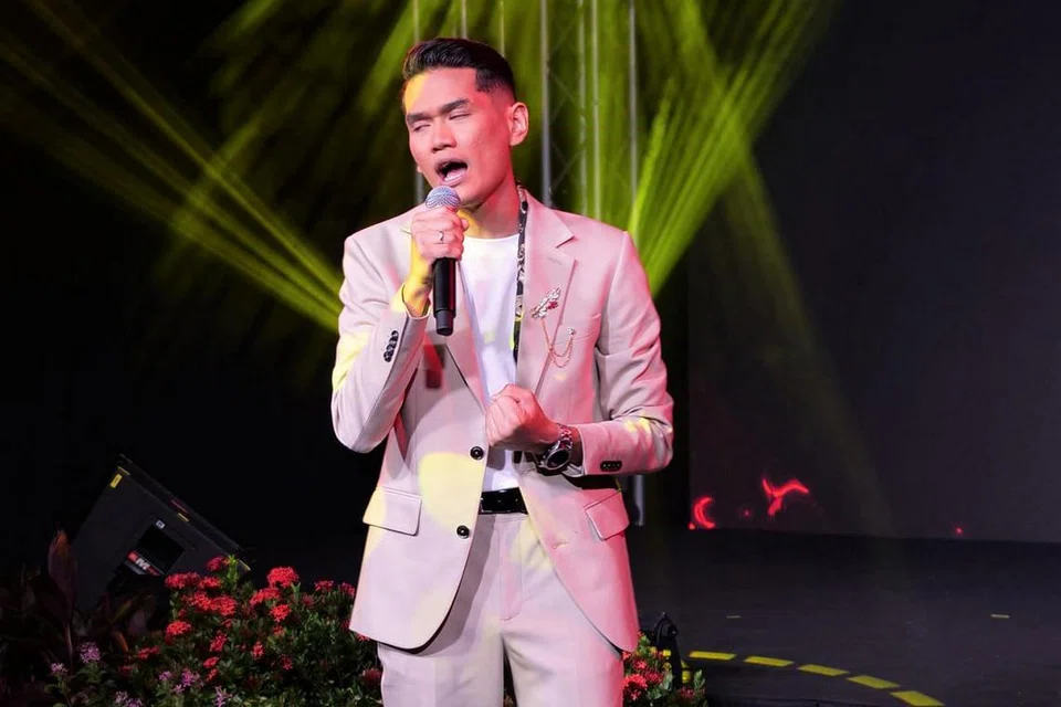 INGATAN PADA ARWAH IBU: Kemenangan juara 'Suara 3.0', Muhammad Haziq Mohamadan, diiringi rasa sebak terkenangkan arwah ibu yang sebelum ini sering mendorongnya untuk serius mengasah vokal. - Foto WISMA GEYLANG SERAI 