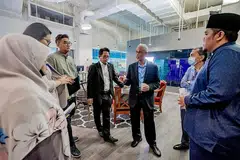 PERBINCANGAN SEKSYEN 377A: Encik Masagos (tiga dari kanan) berinteraksi dengan (dari kanan) Ustaz Irwan; Editor Berita Harian/Berita Minggu, Encik Saat A. Rahman; Encik Rohim; Penolong kepada Editor Berita Harian, Encik Nazri Hadi Saparin; Cik Hazlina, dan Ustazah Kalthom di pejabat SPH Media di Toa Payoh North. - Foto BH oleh NUR DIYANA TAHA