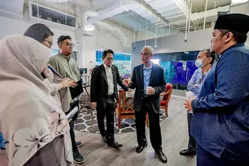 PERBINCANGAN SEKSYEN 377A: Encik Masagos (tiga dari kanan) berinteraksi dengan (dari kanan) Ustaz Irwan; Editor Berita Harian/Berita Minggu, Encik Saat A. Rahman; Encik Rohim; Penolong kepada Editor Berita Harian, Encik Nazri Hadi Saparin; Cik Hazlina, dan Ustazah Kalthom di pejabat SPH Media di Toa Payoh North. - Foto BH oleh NUR DIYANA TAHA