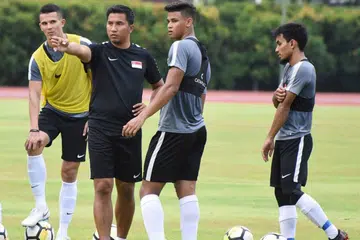 PERANAN BARU: Alam Shah (tengah) sedia menyahut cabaran sebagai mentor kepada pemain negara dan berharap pengalamannya sebagai pemain dapat menjadi iktibar. - Foto FAS