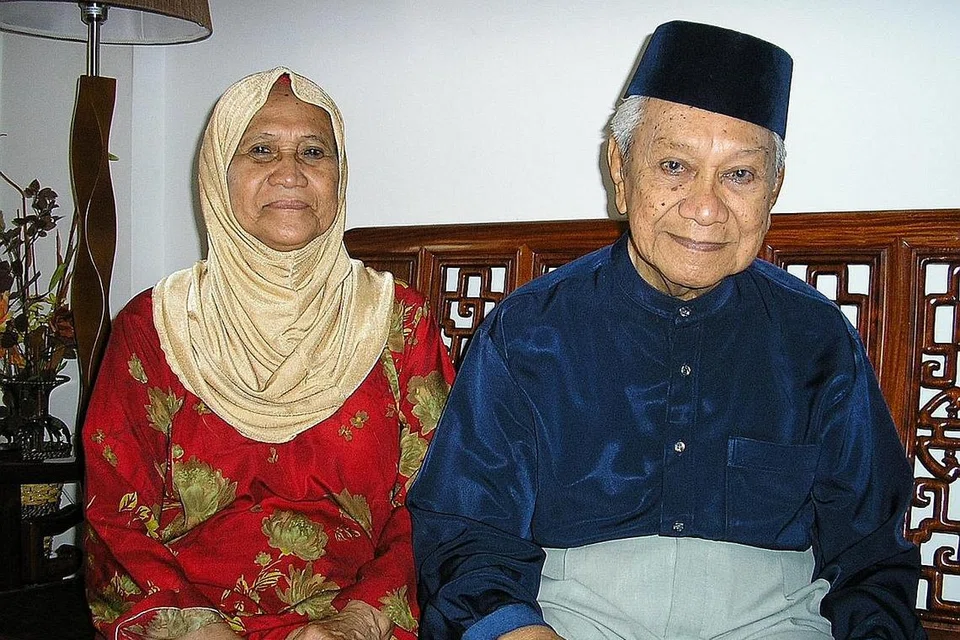 Dalam foto di atas, Ustaz Mohamed Idris bergambar dengan isterinya, Ustazah Siti Hawa. Foto ihsan PERGAS