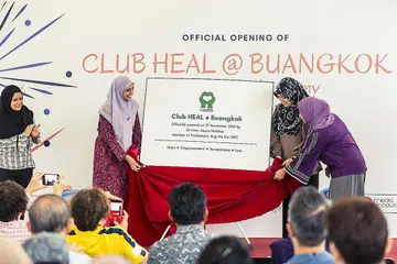 CAWANGAN BARU: (Dari kiri) Dr Radiah, Dr Intan dan Ketua Pegawai Eksekutif (CEO) Kelab Heal, Cik Maznah Masop, melancarkan pembukaan rasmi cawangan baru Kelab Heal di Buangkok minggu lalu. - Foto KELAB HEAL