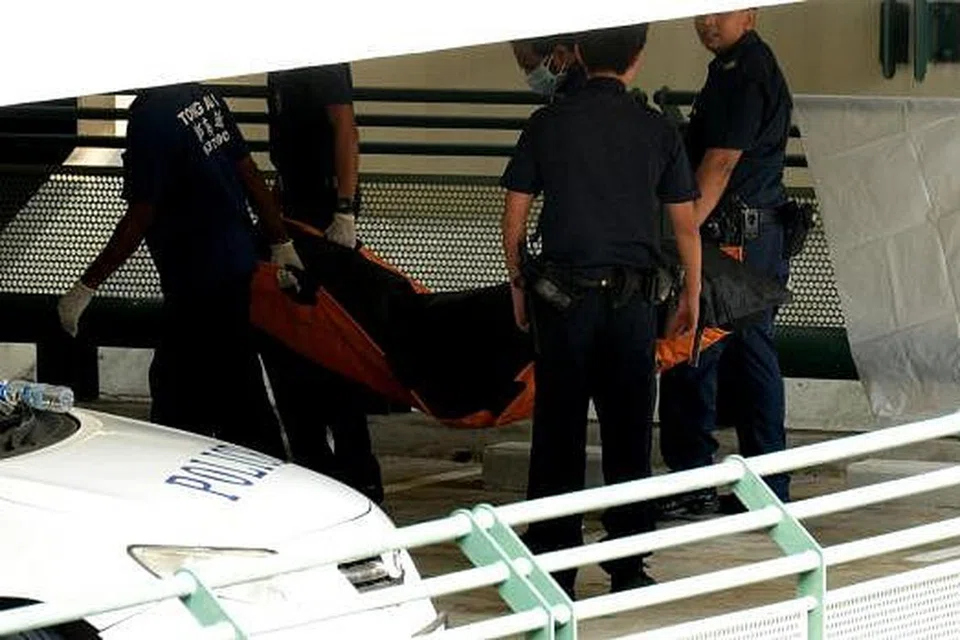 DISIASAT: Kes Atika Dolkifli, yang jasadnya ditemui terbujur kaku di tempat meletak kereta Blok 146A, Toa Payoh Lorong 2, disiasat. Kelihatan pegawai polis berada di tempat kejadian.