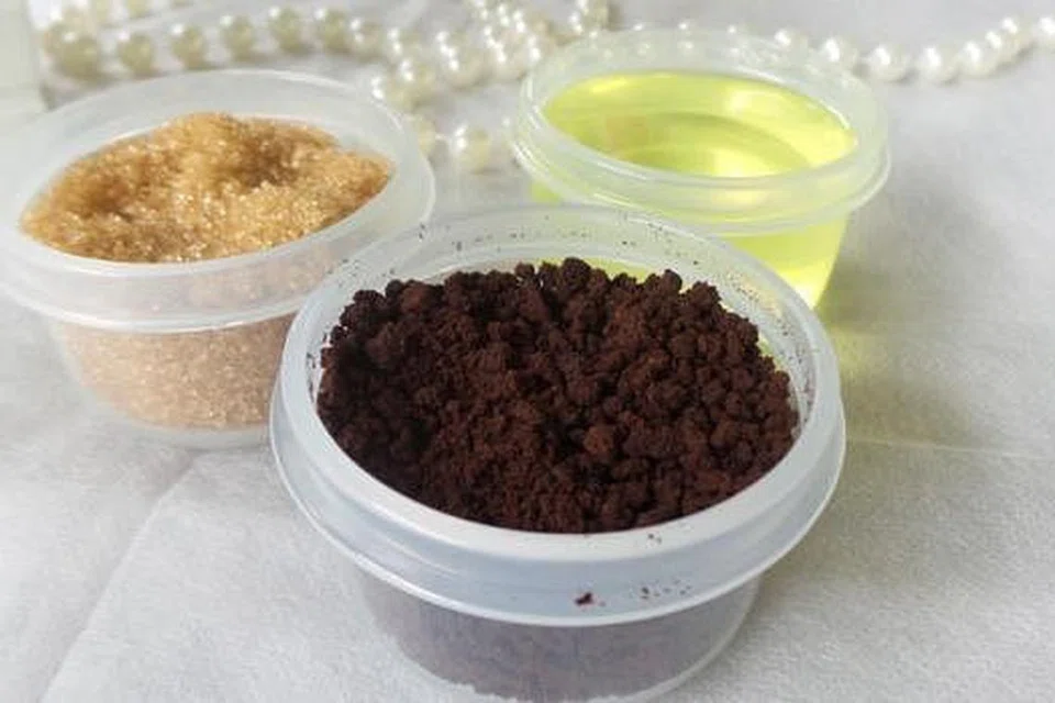 BAHAN BUAT SKRUB SENDIRI: Bagi membuat skrub sendiri, anda boleh menggunakan serbuk kopi organik yang telah dikisar, gula perang organik dan minyak kelapa.