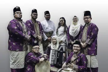 PUPUK MINAT DARI DULU: Pengarah muzik Gendang Akustika, Cik Syafiqah 'Adha Mohamed Sallehin (memegang akordion) tertarik pada lagu lama dan yakin muzik Melayu tradisional berpotensi dikembangkan dengan usaha digiatkan dalam memupuk kesedaran anak muda mengenainya. - Foto SHYAZZANA THAQIFAH