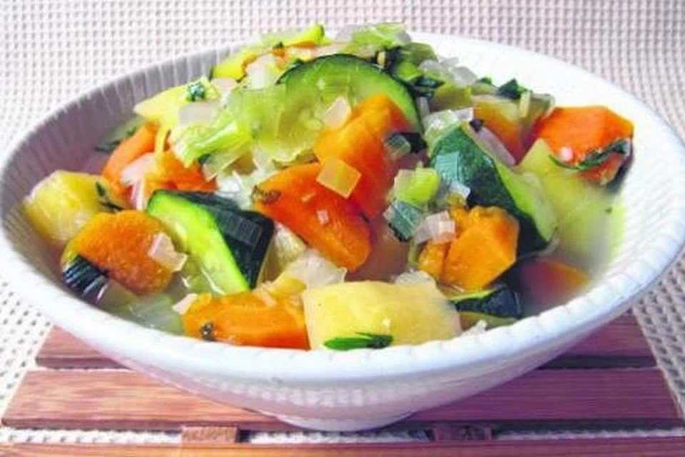 KASEROL SAYUR MUSIM SEJUK: Hidangan berupa sup dengan bahan-bahan yang mengandungi vitamin C dan beta-karotena ini bukan sahaja baik bagi penghidap semput malah orang yang sihat juga. - Foto JAMILAH M. HASSAN