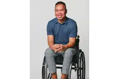 CARI ERTI HIDUP DALAM SENI: Encik Jamirul mempunyai kecederaan saraf tunjang quadriplegic, menyebabkan beliau kehilangan fungsi kaki dan memerlukan kerusi roda untuk bergerak. Kini, beliau adalah seorang pereka bebas yang mencari erti kehidupan dalam mencipta karya seni untuk pelanggannya. - Foto CDC NORTH EAST