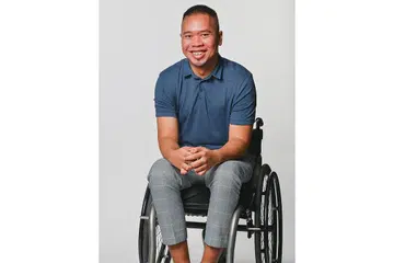 CARI ERTI HIDUP DALAM SENI: Encik Jamirul mempunyai kecederaan saraf tunjang quadriplegic, menyebabkan beliau kehilangan fungsi kaki dan memerlukan kerusi roda untuk bergerak. Kini, beliau adalah seorang pereka bebas yang mencari erti kehidupan dalam mencipta karya seni untuk pelanggannya. - Foto CDC NORTH EAST
